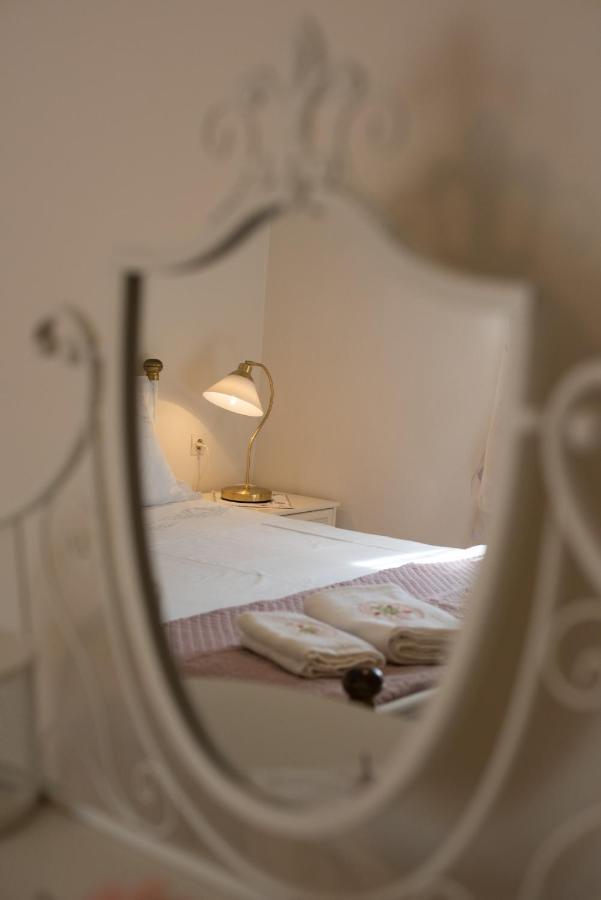 The Old Mansion Apartment Sinarades ภายนอก รูปภาพ