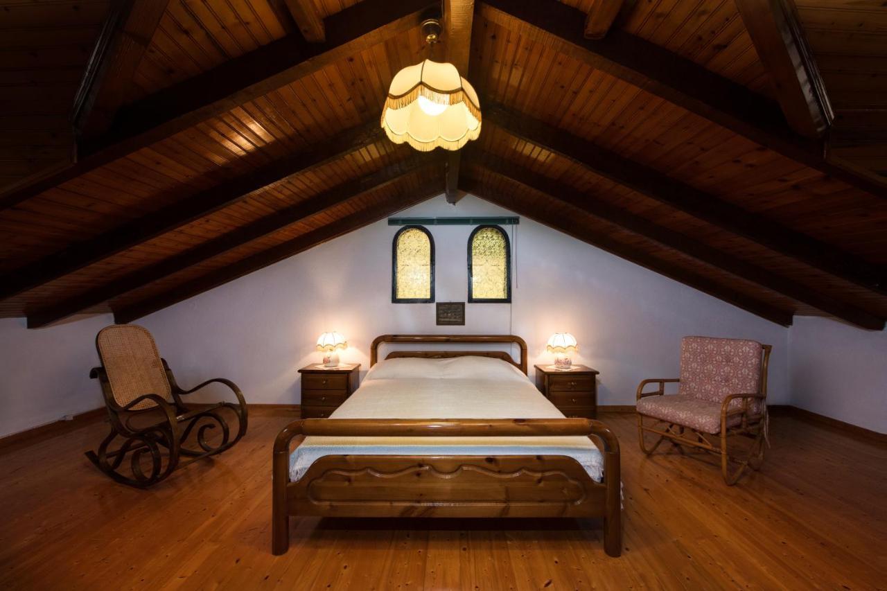 The Old Mansion Apartment Sinarades ภายนอก รูปภาพ